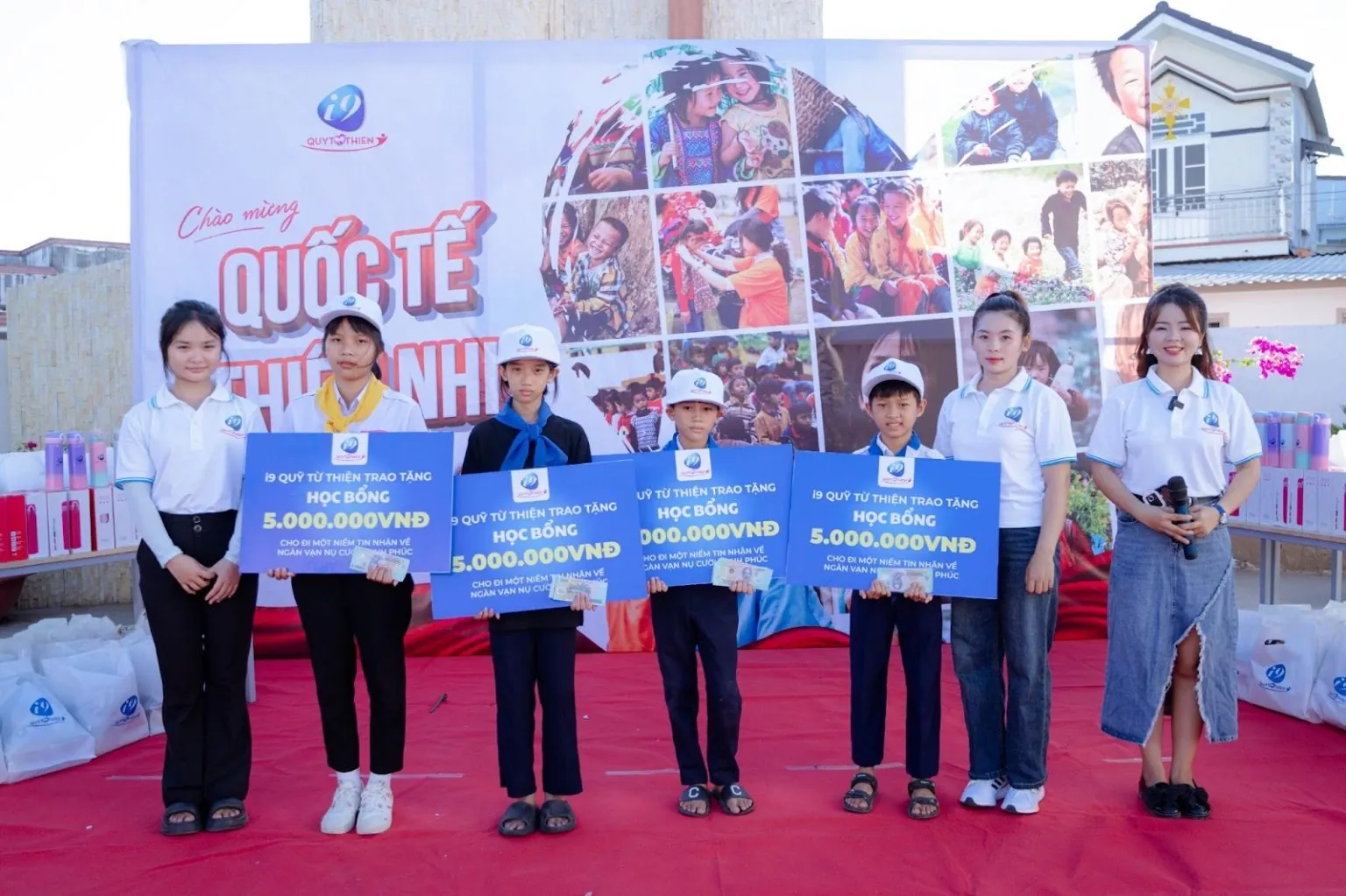 Biểu tượng đồng hồ và tiền, tượng trưng cho giao dịch nhanh chóng